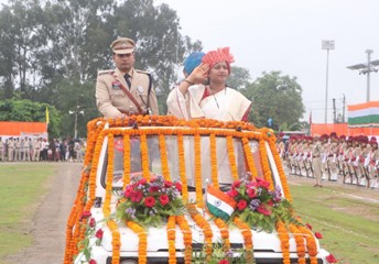 सूरजपुर में देशभक्ति के रंग में रंगा स्वतंत्रता दिवस समारोह, मंत्री लक्ष्मी राजवाड़े ने फहराया तिरंगा