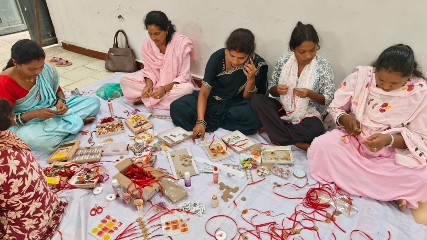 स्थानीय संसाधन और महिलाओं के कौशल से बन रही आकर्षक राखी, राखी त्यौहार को लेकर तैयार हैं लोकल उत्पाद