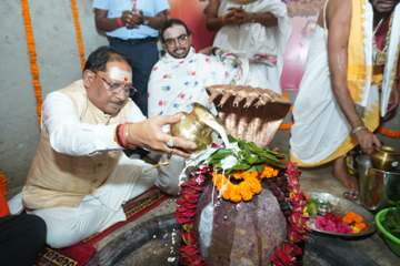 बलरामपुर – रामानुजगंज जिले के ग्राम कर्रा की पावन धरा पर श्री महारुद्र यज्ञ एवं शिव पुराण कथा में शामिल हुए मुख्यमंत्री विष्णु देव साय