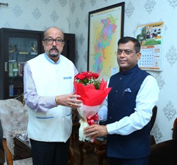 राज्यपाल डेका से राज्य निर्वाचन आयुक्त ने सौजन्य भेंट की