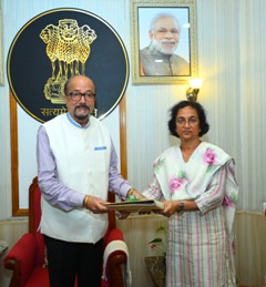 लोक सेवा आयोग की अध्यक्ष सुश्री शांडिल्य ने राज्यपाल डेका को वार्षिक प्रतिवेदन सौंपा