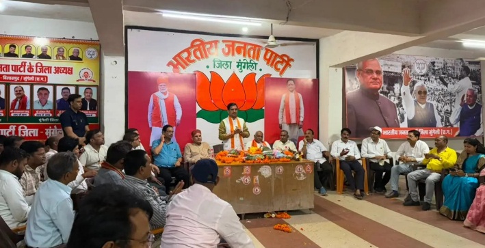 कटघोरा–डोंगरगढ़ रेल लाइन की स्वीकृति के बाद मुंगेली पहुंचे केंद्रीय राज्यमंत्री तोखन साहू का जिला भाजपा कार्यालय में भव्य स्वागत