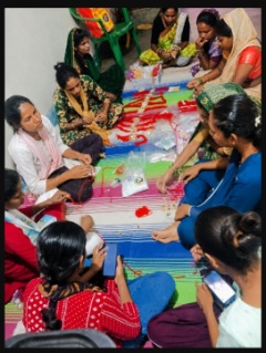 राखी निर्माण से आत्मनिर्भर बन रहीं गायत्री स्व सहायता समूह की महिलाएं, आजीविका का बना सशक्त माध्यम