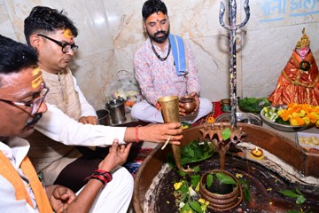 रायगढ़ के वार्ड क्रमांक 9 स्थित मंदिर में वित्त मंत्री ओपी चौधरी ने की भगवान शिव की पूजा-अर्चना प्रदेशवासियों की सुख-समृद्धि और जनकल्याण के लिए की प्रार्थना
