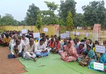 स्कूल भवन की मांग को लेकर ग्रामीणों ने स्कूल में जड़ा ताला, सुबह 7 बजे से प्रदर्शन जारी, BEO और तहसीलदार मौके पर पहुंचे