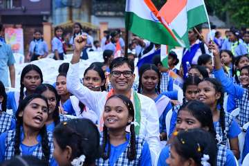 करीब 200 फीट लंबे तिरंगे के साथ उमड़ा जनसैलाब, वित्त मंत्री ओ.पी. चौधरी हुए शामिल