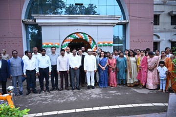 कलेक्टर बी.एस उइके ने संयुक्त जिला कार्यालय में किया ध्वजारोहण