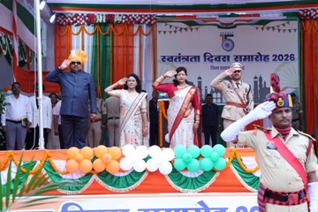 बालोद में शिक्षा मंत्री यादव ने किया ध्वजारोहण, ली परेड की सलामी