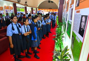 टाउन हॉल में छायाचित्र प्रदर्शनी देखने उमड़ी भीड़, एआई तकनीक से विरासत और पर्यटन का अभिनव अनुभव