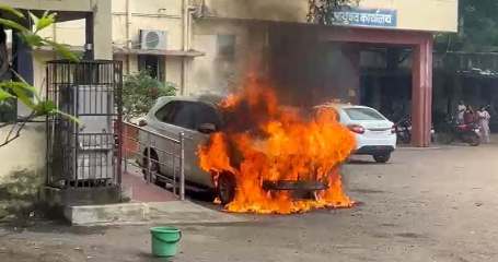 गाड़ी से उतरते ही महापौर की इनोवा में लगी भीषण आग, निगम परिसर में मची अफरा-तफरी
