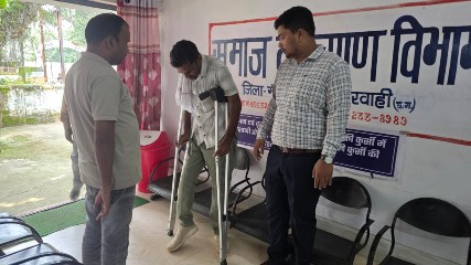 दिव्यांग हितग्राही को सहायक उपकरण योजना के तहत बैसाखी प्रदान