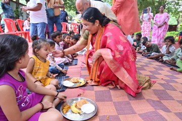 ‘आंगन मिलन’ में गूंजा सेवा और सम्मान का संदेश, केंद्रीय राज्यमंत्री सावित्री ठाकुर ने कार्यकर्ताओं का बढ़ाया हौसला