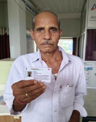 आधार बना जीवन का आधार- कलेक्टर के पहल से वृद्ध कृषक की वर्षों पुरानी समस्या का हुआ निराकरण