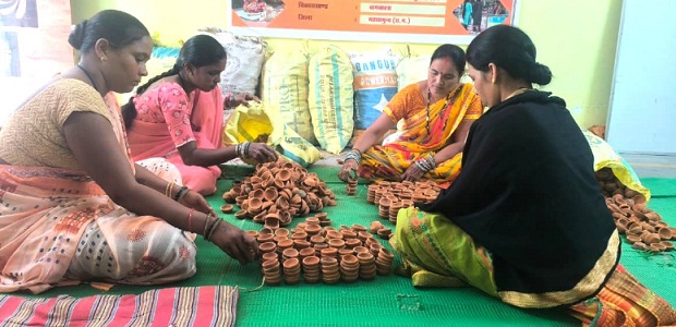 महासमुंद में समूह की दीदियां गढ़ रहीं ‘संकल्प के दीये’