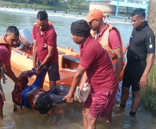 दुर्ग में बड़ा हादसा: खारून नदी के तेज उफान में बही बाइक, ओदरागहन एनीकेट पार कर रहे तर्रागोंदी के युवक की डूबने से मौत