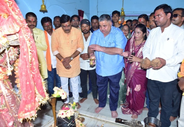 पर्यटन एवं संस्कृति मंत्री राजेश अग्रवाल ने कवर्धा में सिद्धेश्वर महादेव और संकट मोचन हनुमान मंदिर में की पूजा-अर्चना