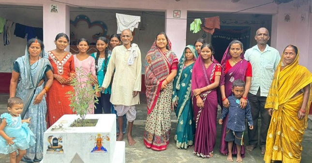मंत्री लक्ष्मी राजवाड़े पहुंचीं ग्राम कुंजनगर, महिलाओं से किया आत्मीय संवाद