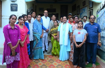 राज्यपाल रमेन डेका ने पद्म विभूषण स्व. डॉ. तीजन बाई के गृह ग्राम गनियारी पहुंचकर दी श्रद्धांजलि, परिजनों से की आत्मीय भेंट
