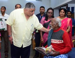 मंत्री राजेश अग्रवाल ने 25 वरिष्ठजनों को वितरित किए वस्त्र एवं फल, आत्मीय संवाद कर जाना कुशलक्षेम