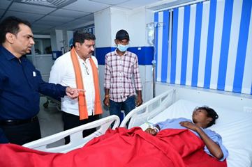 उप मुख्यमंत्री विजय शर्मा ने अस्पताल पहुंचकर जाना सड़क हादसे में घायलों का हाल