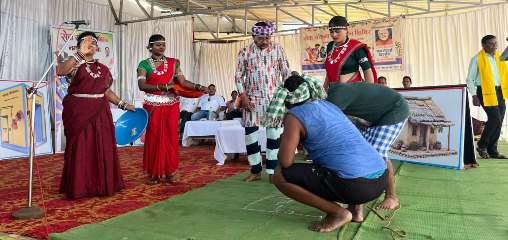 सेवा संकल्प अभियान : कोहकामेटा में शिक्षकों का अनूठा नवाचार, नुक्कड़ नाटक के जरिए पहुँचाया जनकल्याणकारी योजनाओं का संदेश