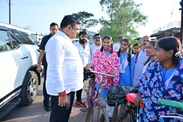 छुट्टी के बाद बच्चों के बीच पहुंचे शिक्षा मंत्री गजेन्द्र यादव, पढ़ाई और स्कूल की जरूरतों पर जाना हाल