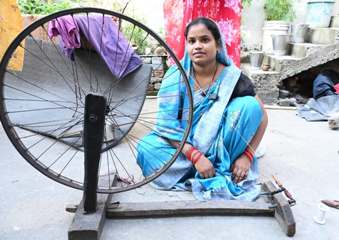 सपनों का ताना-बाना : विष्णु भैय्या की ‘महतारी वंदन’ बनी सहारा: हथकरघे से आजीविका और योजना की बचत से बच्चों की फीस भर रहीं मीनू देवांगन