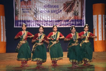 खैरागढ़ विश्वविद्यालय में ‘नमो सेवा–अनकही कहानियां’ का भव्य मंचन, 500 से अधिक विद्यार्थियों ने दी सहभागिता