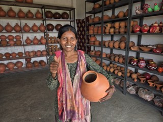 मिट्टी के बर्तनों से गढ़ी स्वावलंबन की नई कहानी, सोन कुमारी बनीं आत्मनिर्भरता की मिसाल