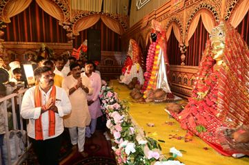 देवी पंडाल बने जनसमस्या निवारण के केंद्र, उप मुख्यमंत्री विजय शर्मा ने मां दुर्गा के चरणों में बैठकर सुनीं ग्रामीणों की समस्याएं