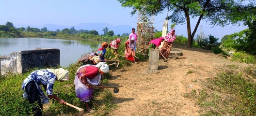 स्थानीय श्रमिकों को प्रतिदिन 300 रुपये की मजदूरी से मिल रहा आर्थिक संबल