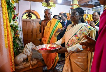 माँ दंतेश्वरी की राष्ट्रपति श्रीमती द्रौपदी मुर्मु ने पूजा-अर्चना कर देशवासियों की सुख-समृद्धि और खुशहाली की कामना की