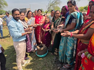 मखाना की खेती से आत्मनिर्भरता की ओर बढ़ रहीं धमतरी की महिलाएं