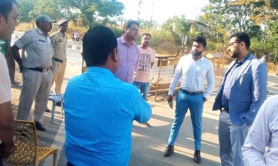 कलेक्टर लंगेह धान खरीदी के पूर्व तैयारियों का जायजा लेने अंतर्राज्यीय चेक पोस्ट सिंघोड़ा एवं रेहटीखोल पहुंचे