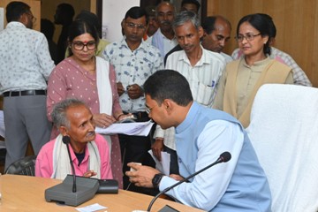 जनदर्शन में संवेदनशील पहल: पांच मिनट में बुजुर्ग चोवा राम को मिला श्रवण यंत्र, लौट आई सुनने की उम्मीद