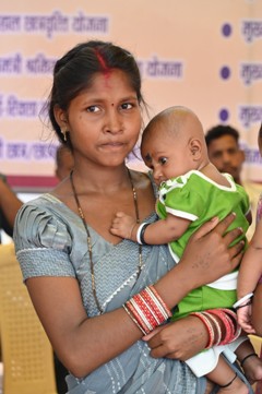 मिनीमाता महतारी जतन योजना से कविता ध्रुव को मिली 20 हजार रुपये की सहायता, आर्थिक संबल से बच्चों के लालन-पालन एवं देखभाल में मिलेगी मदद