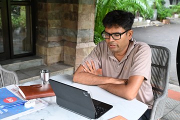 वित्त मंत्री ओ.पी. चौधरी ने वर्चुअल बैठक में जिला प्रशासन और जनप्रतिनिधियों के साथ की चर्चा