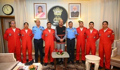 राज्यपाल रमेन डेका से एयर ऑफिसर कमांडिंग नंदा कुमार बाला ने की सौजन्य भेंट