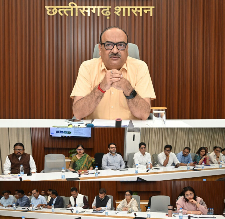 रायपुर : शासकीय योजनाओं के क्रियान्वयन और निर्माण कार्यों में तेजी लाई जाए : मुख्य सचिव श्री विकासशील