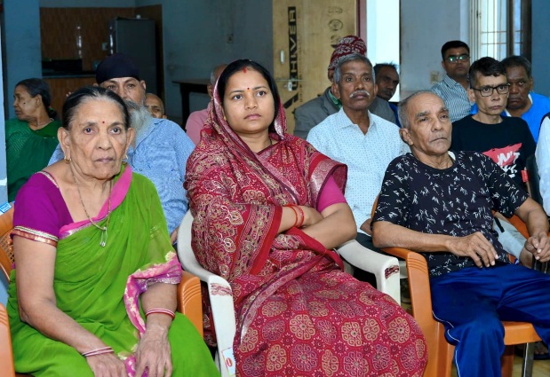 वृद्धजनों के साथ मंत्री लक्ष्मी राजवाड़े ने सुनी ‘मन की बात’