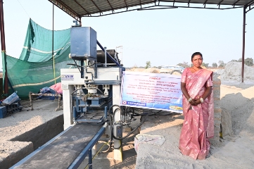 विशेष लेख : डस्टबिन में मिला एक फटा पन्ना, उसी ने दिखाई आत्मनिर्भरता की राह’’