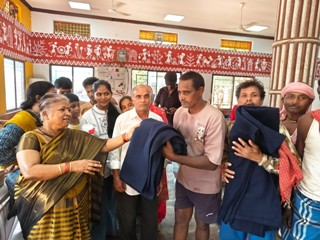 बस्तर दशहरा: रथ बनाने वाले शिल्पकारों के सम्मान में झुके हाथ, सेवानिवृत्त शिक्षिका मनकुंवर सोनी ने पेश की सेवा और समर्पण की अनूठी मिसाल
