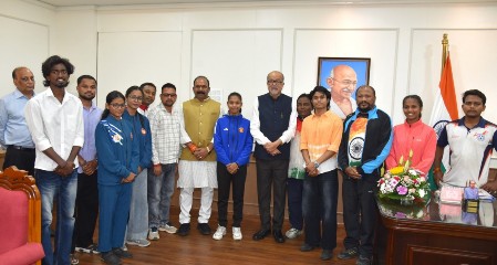 राष्ट्रीय-अंतरराष्ट्रीय खेलों में छत्तीसगढ़ का गौरव बढ़ाने वाले खिलाड़ियों से राज्यपाल रमेन डेका ने की मुलाकात