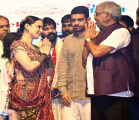 रायपुर के गरबा महोत्सव में पहुंचीं कंगना रनौत, बृजमोहन अग्रवाल ने किया स्वागत