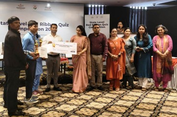 राज्य स्तरीय रेड रिबन क्विज प्रतियोगिता 2026 में बस्तर संभाग का परचम, तनीष कश्यप एवं भूमिका मौर्य ने हासिल किया प्रथम स्थान, सरगुजा संभाग द्वितीय स्थान पर राज्य स्तरीय रेड रिबन क्विज प्रतियोगिता में बस्तर का दबदबा, तनीष कश्यप और भूमिका मौर्य ने हासिल किया प्रथम स्थान panchayattantra24.-जगदलपुर। राजधानी रायपुर में आयोजित राज्य स्तरीय रेड रिबन क्विज प्रतियोगिता 2026 में बस्तर संभाग का प्रतिनिधित्व कर रहे शासकीय उच्चतर माध्यमिक विद्यालय छिंदबहार दरभा के प्रतिभागी तनीष कश्यप एवं भूमिका मौर्य ने शानदार प्रदर्शन करते हुए प्रतियोगिता में प्रथम स्थान प्राप्त किया। वहीं सरगुजा संभाग ने द्वितीय स्थान हासिल किया। बस्तर संभाग के लिए यह गौरवपूर्ण उपलब्धि है। दोनों प्रतिभागियों ने अपनी प्रतिभा, ज्ञान, मेहनत और बेहतर तैयारी के दम पर राज्य स्तर पर प्रथम स्थान प्राप्त कर पूरे संभाग को गौरवान्वित किया है। बस्तर की प्रतिभा ने प्रदेश स्तर पर लहराया परचम, प्रथम स्थान की उपलब्धि से जिले में खुशी की लहर है। इस उपलब्धि पर कलेक्टर श्री आकाश छिकारा ने प्रसन्नता व्यक्त करते हुए कहा कि तनीष कश्यप एवं भूमिका मौर्य की सफलता उनकी मेहनत, लगन, अनुशासन और निरंतर प्रयासों का परिणाम है। उन्होंने कहा कि रेड रिबन क्विज प्रतियोगिता युवाओं में एचआईवी एड्स, स्वास्थ्य जागरूकता एवं सामाजिक जिम्मेदारियों के प्रति समझ विकसित करने का महत्वपूर्ण माध्यम है। ऐसी प्रतियोगिताएं विद्यार्थियों को अपनी प्रतिभा प्रदर्शित करने और आगे बढ़ने के लिए प्रेरित करती हैं। उन्होंने दोनों प्रतिभागियों को बधाई देते हुए उनके उज्ज्वल भविष्य की कामना की तथा विद्यालय के शिक्षकों एवं मार्गदर्शकों के योगदान की सराहना की।